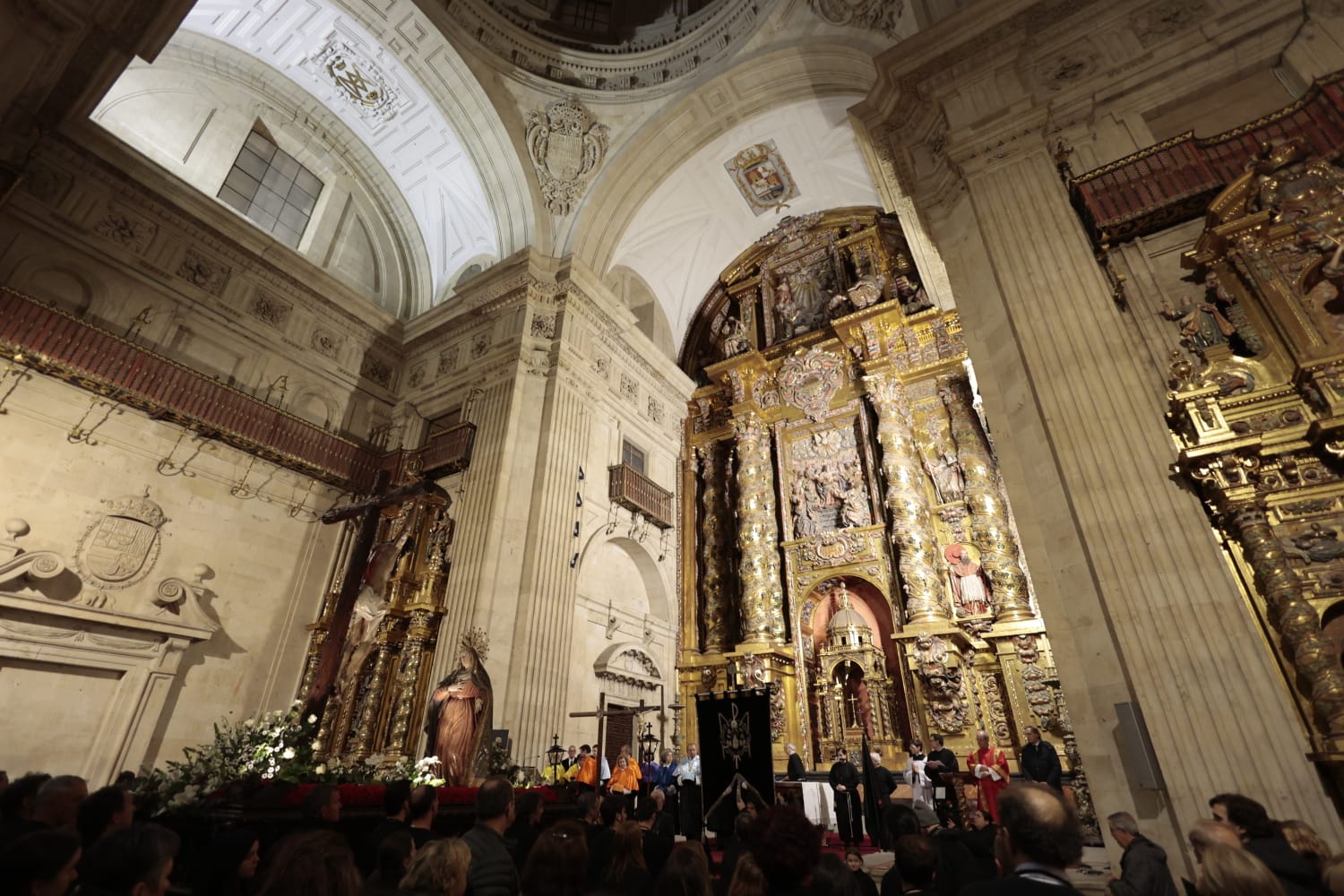 El Santísimo Cristo de la Luz procesiona dentro de la Clerecía tras la cancelación