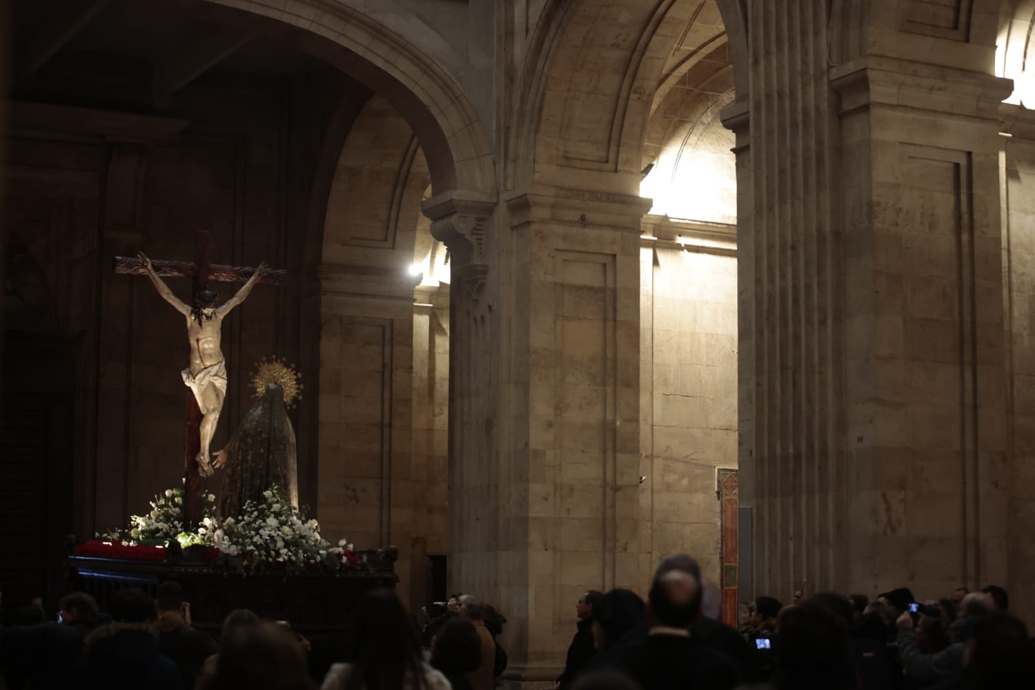 El Santísimo Cristo de la Luz procesiona dentro de la Clerecía tras la cancelación