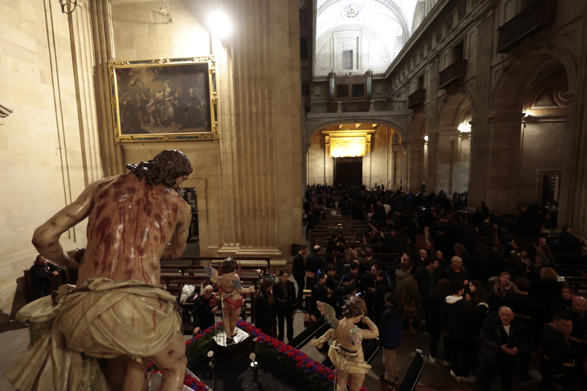 La Hermandad de Jesús Flagelado celebra un Vía Crucis en el interior de la Clerecía