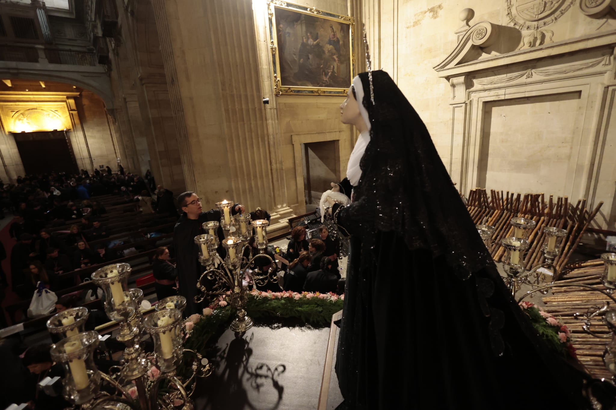 La Hermandad de Jesús Flagelado celebra un Vía Crucis en el interior de la Clerecía