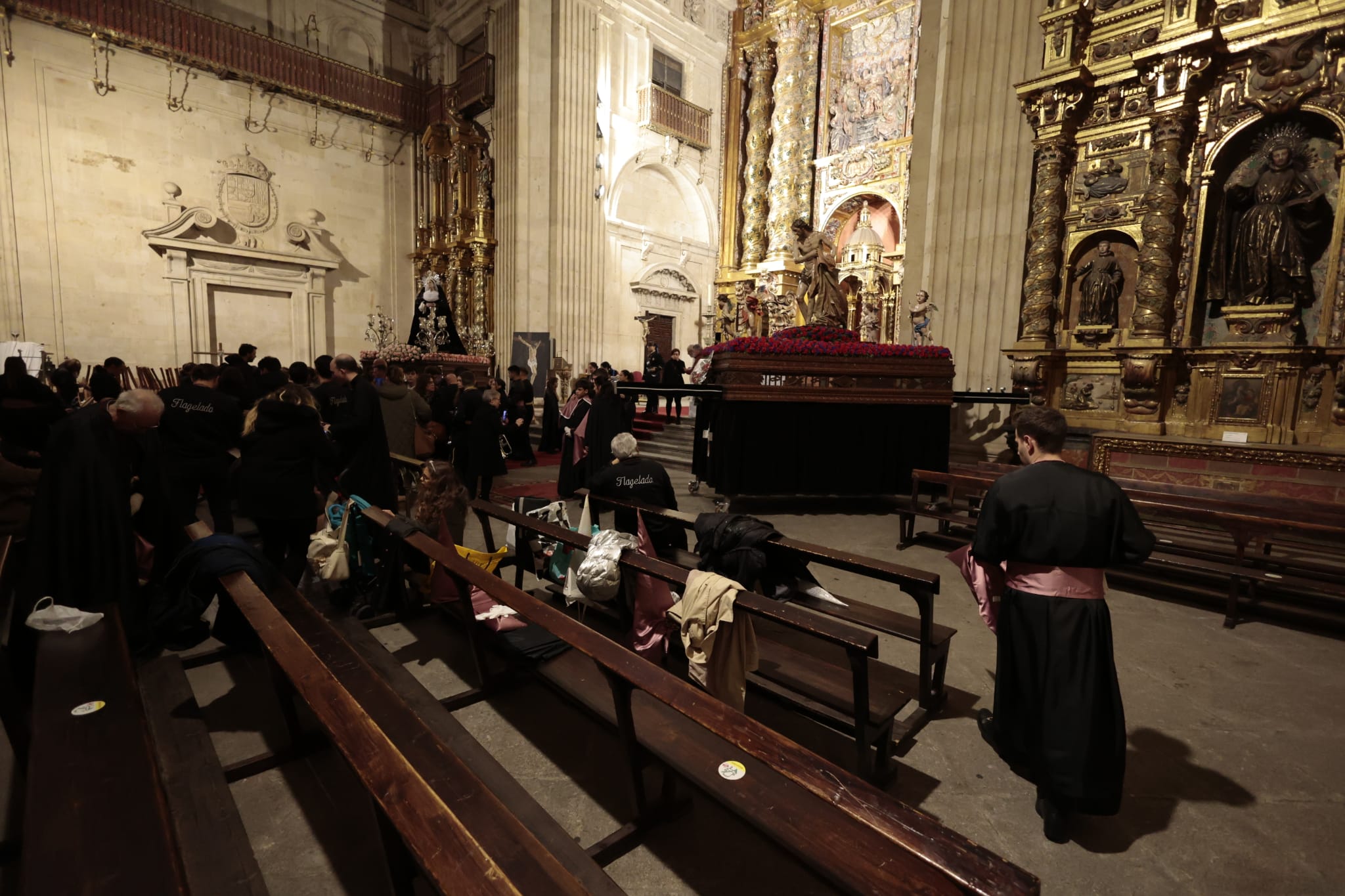 La Hermandad de Jesús Flagelado celebra un Vía Crucis en el interior de la Clerecía