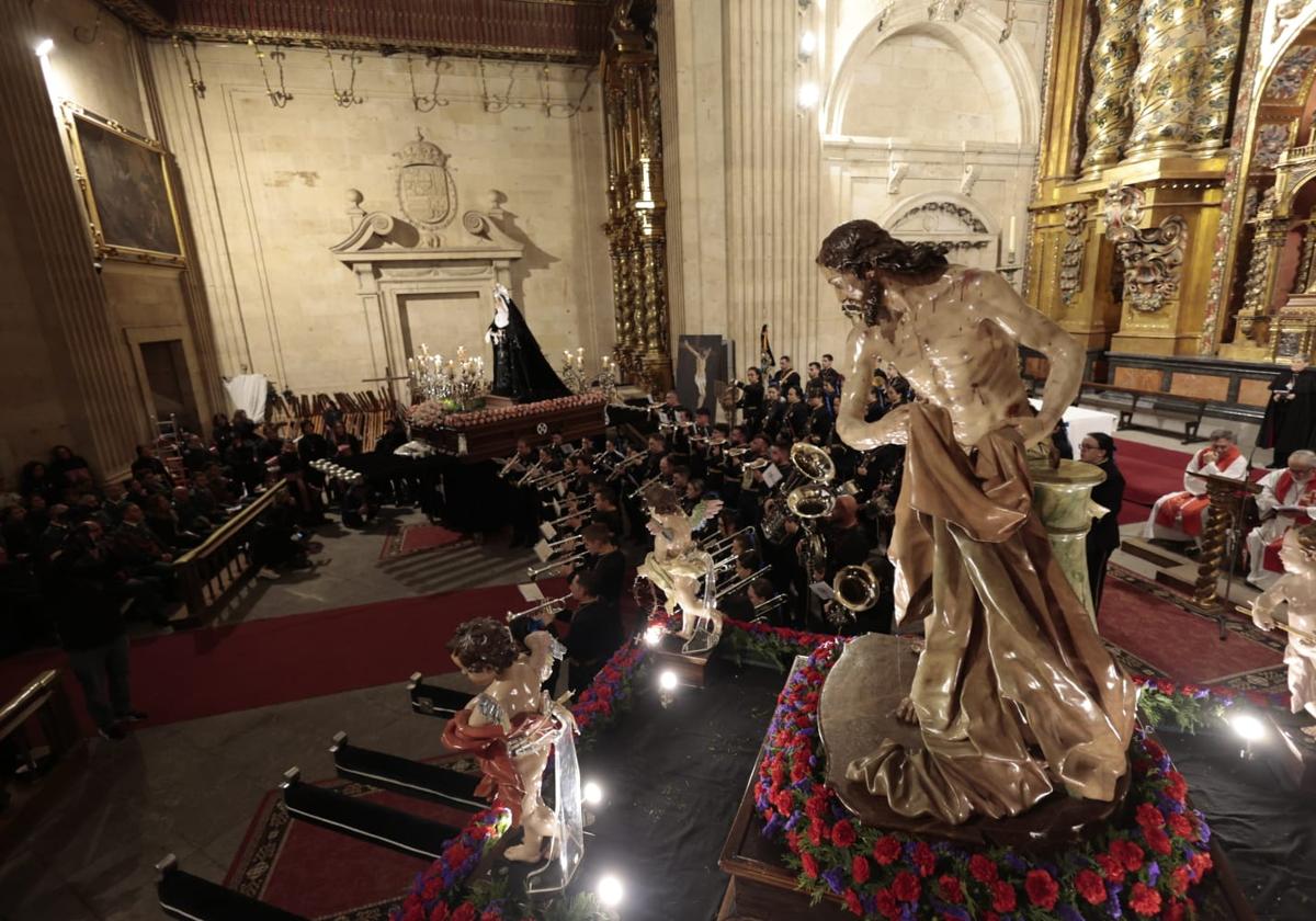 La Hermandad de Jesús Flagelado celebra un Vía Crucis en el interior de la Clerecía