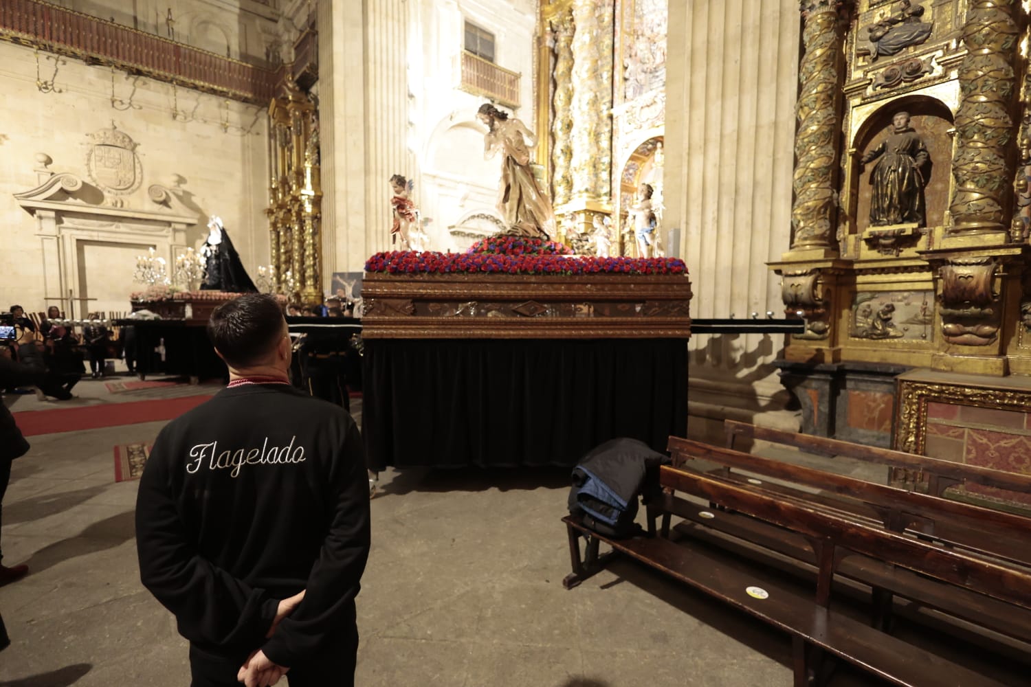 La Hermandad de Jesús Flagelado celebra un Vía Crucis en el interior de la Clerecía