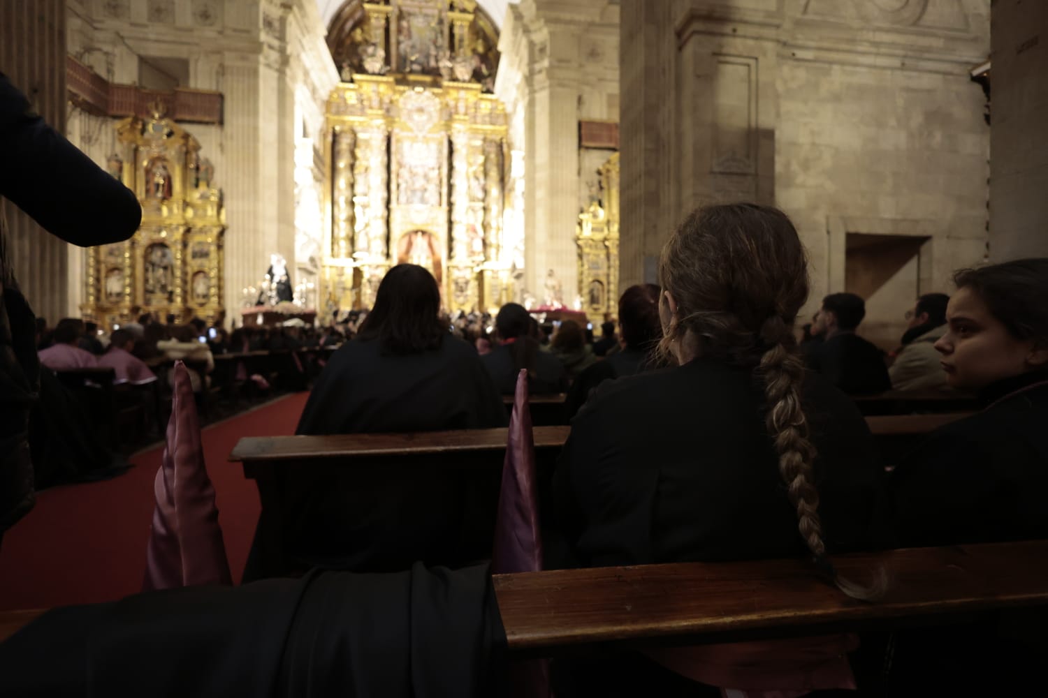 La Hermandad de Jesús Flagelado celebra un Vía Crucis en el interior de la Clerecía