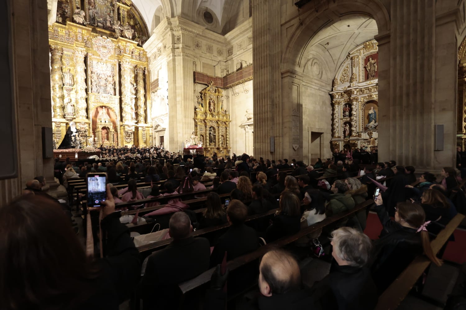 La Hermandad de Jesús Flagelado celebra un Vía Crucis en el interior de la Clerecía