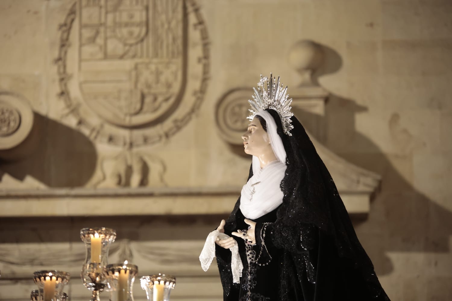 La Hermandad de Jesús Flagelado celebra un Vía Crucis en el interior de la Clerecía