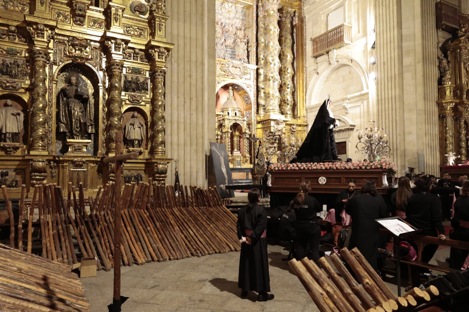 La Hermandad de Jesús Flagelado celebra un Vía Crucis en el interior de la Clerecía