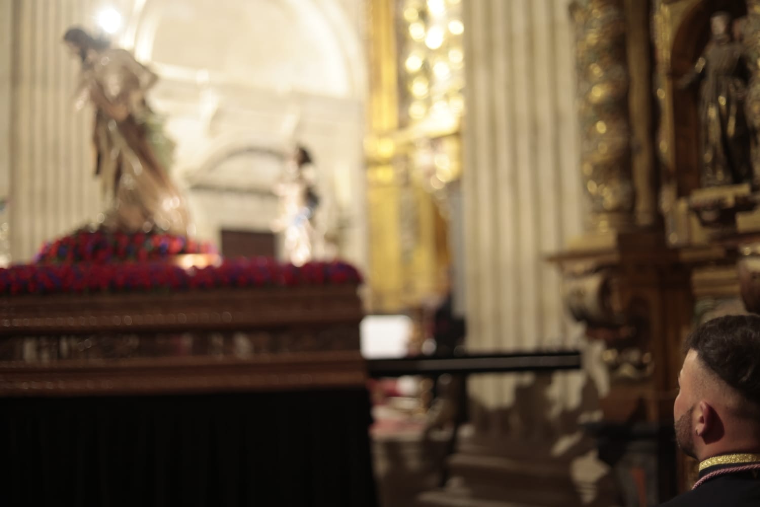 La Hermandad de Jesús Flagelado celebra un Vía Crucis en el interior de la Clerecía