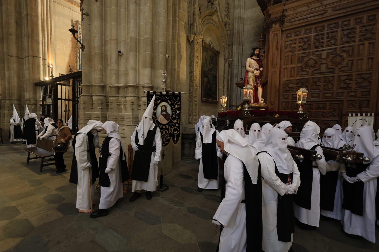 Jesús del Vía Crucis tampoco logra salir de la Catedral