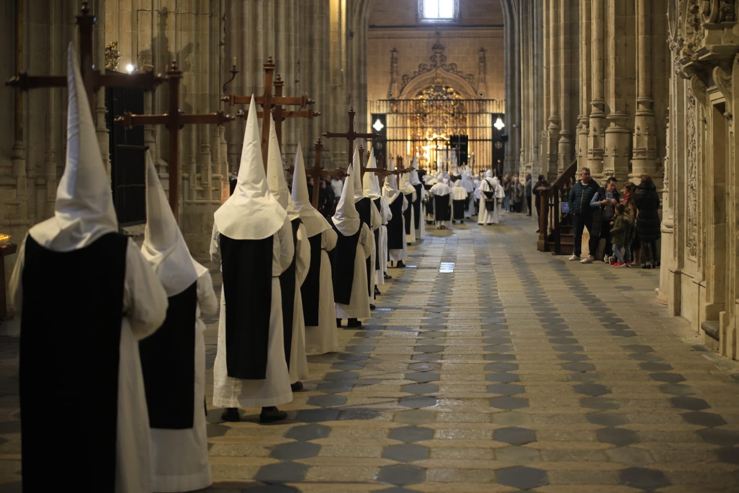 Jesús del Vía Crucis tampoco logra salir de la Catedral