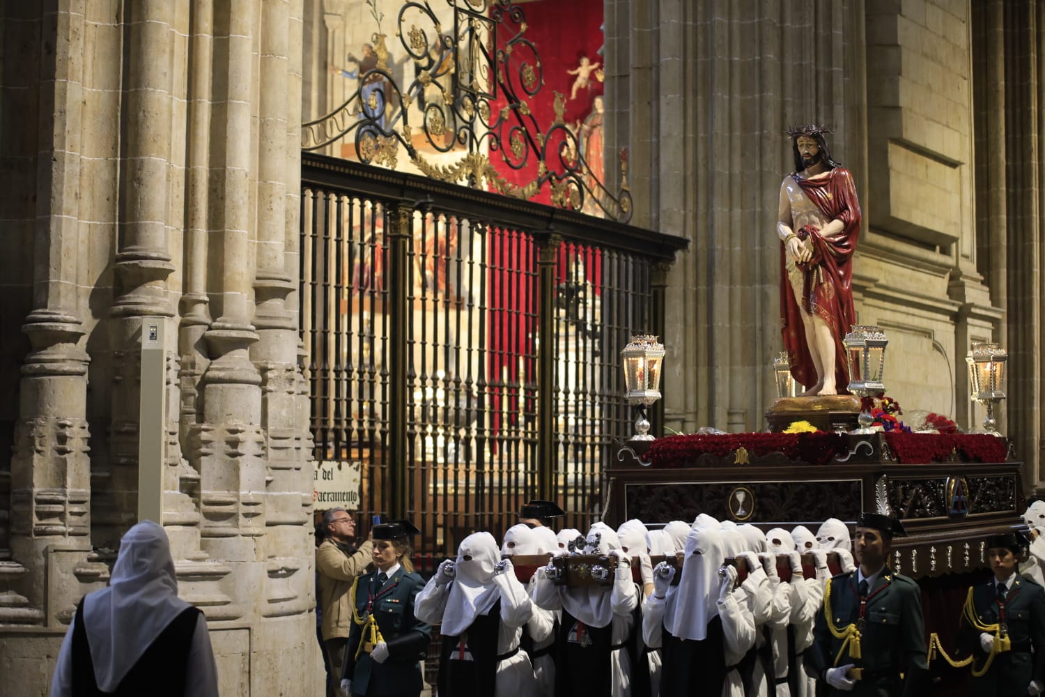 Jesús del Vía Crucis tampoco logra salir de la Catedral