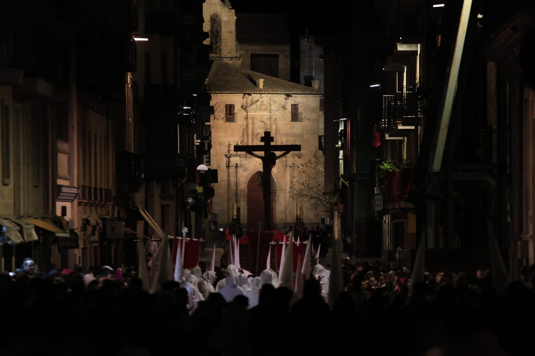 El Cristo Yacente consigue procesionar aunque a medio gas por el temporal