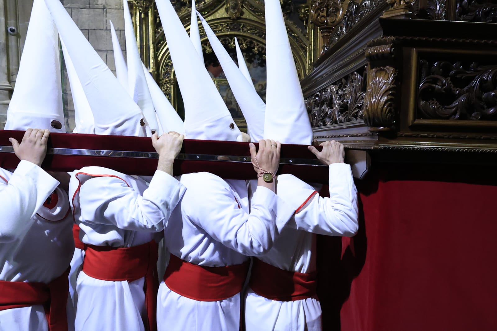 El Cristo Yacente consigue procesionar aunque a medio gas por el temporal