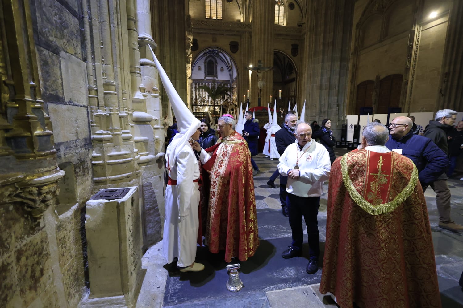 El Cristo Yacente consigue procesionar aunque a medio gas por el temporal