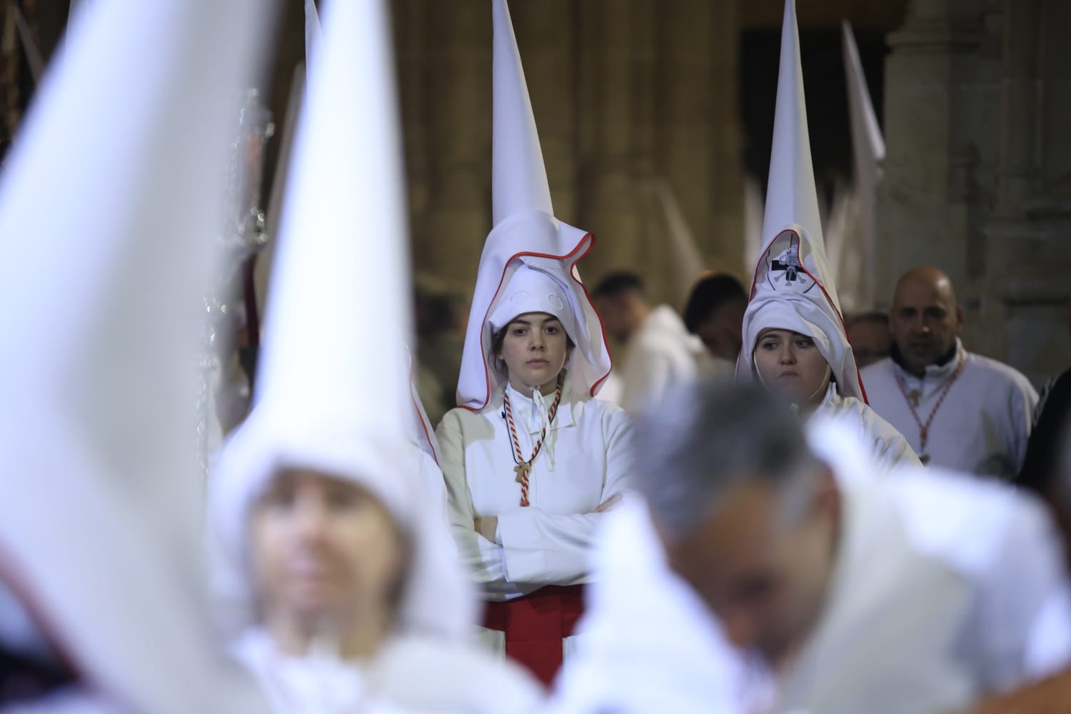 El Cristo Yacente consigue procesionar aunque a medio gas por el temporal