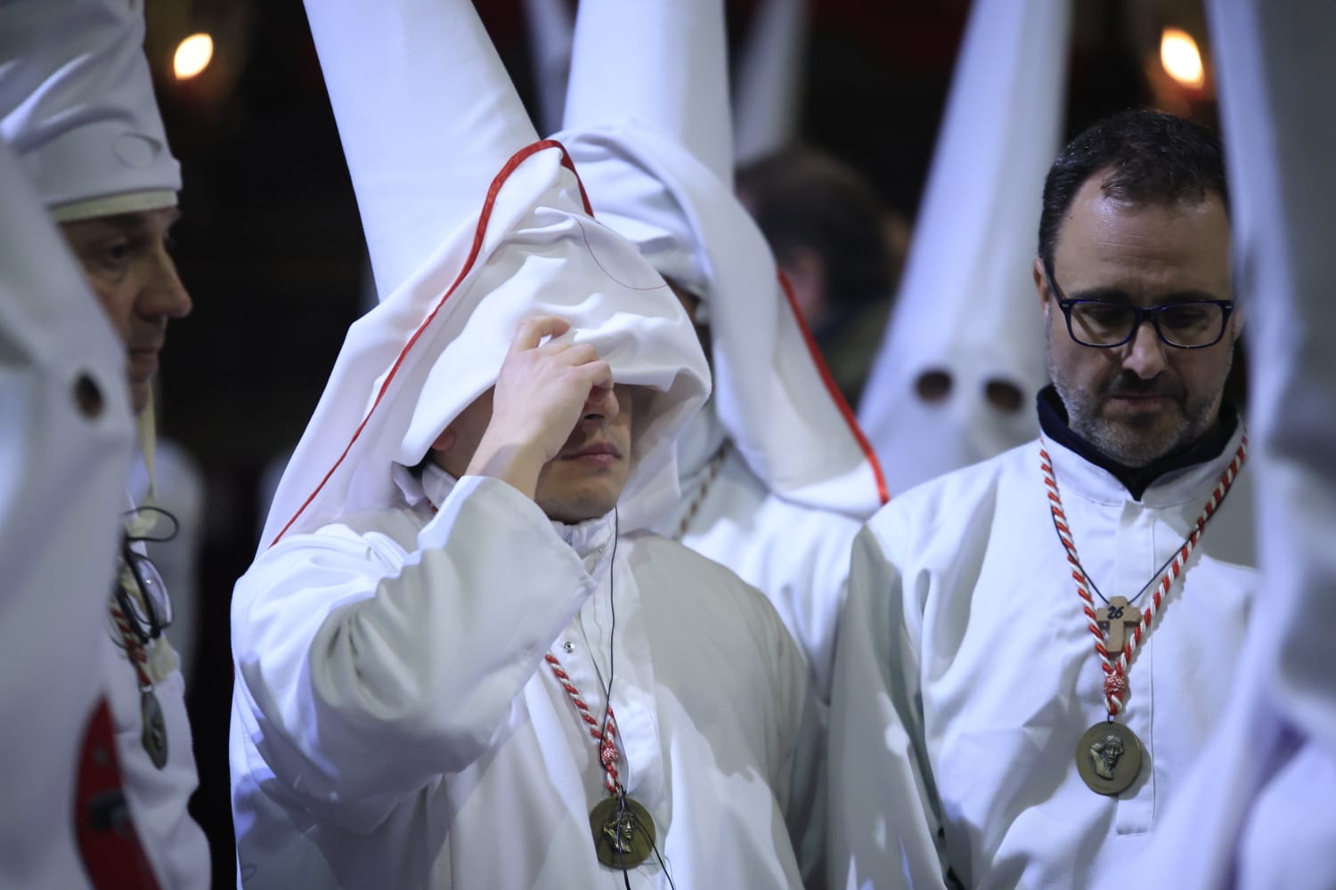 El Cristo Yacente consigue procesionar aunque a medio gas por el temporal