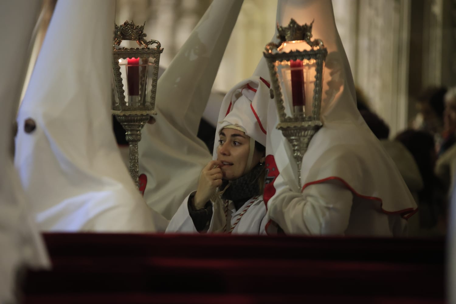 El Cristo Yacente consigue procesionar aunque a medio gas por el temporal