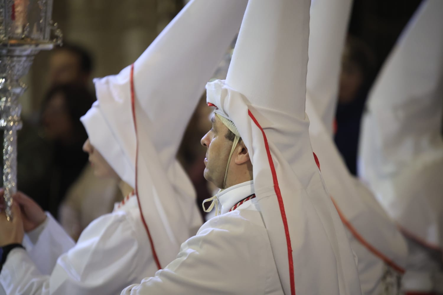 El Cristo Yacente consigue procesionar aunque a medio gas por el temporal