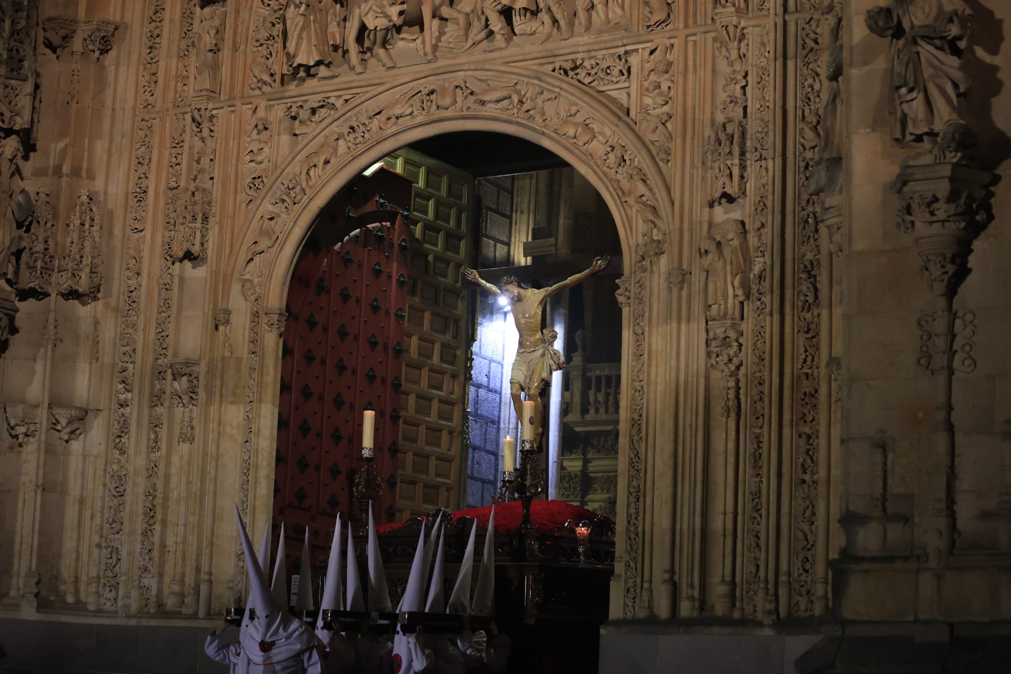 El Cristo Yacente consigue procesionar aunque a medio gas por el temporal