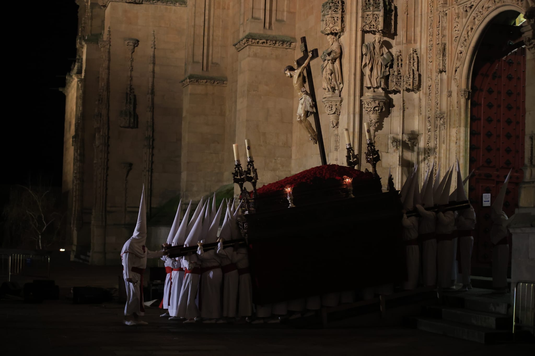 El Cristo Yacente consigue procesionar aunque a medio gas por el temporal