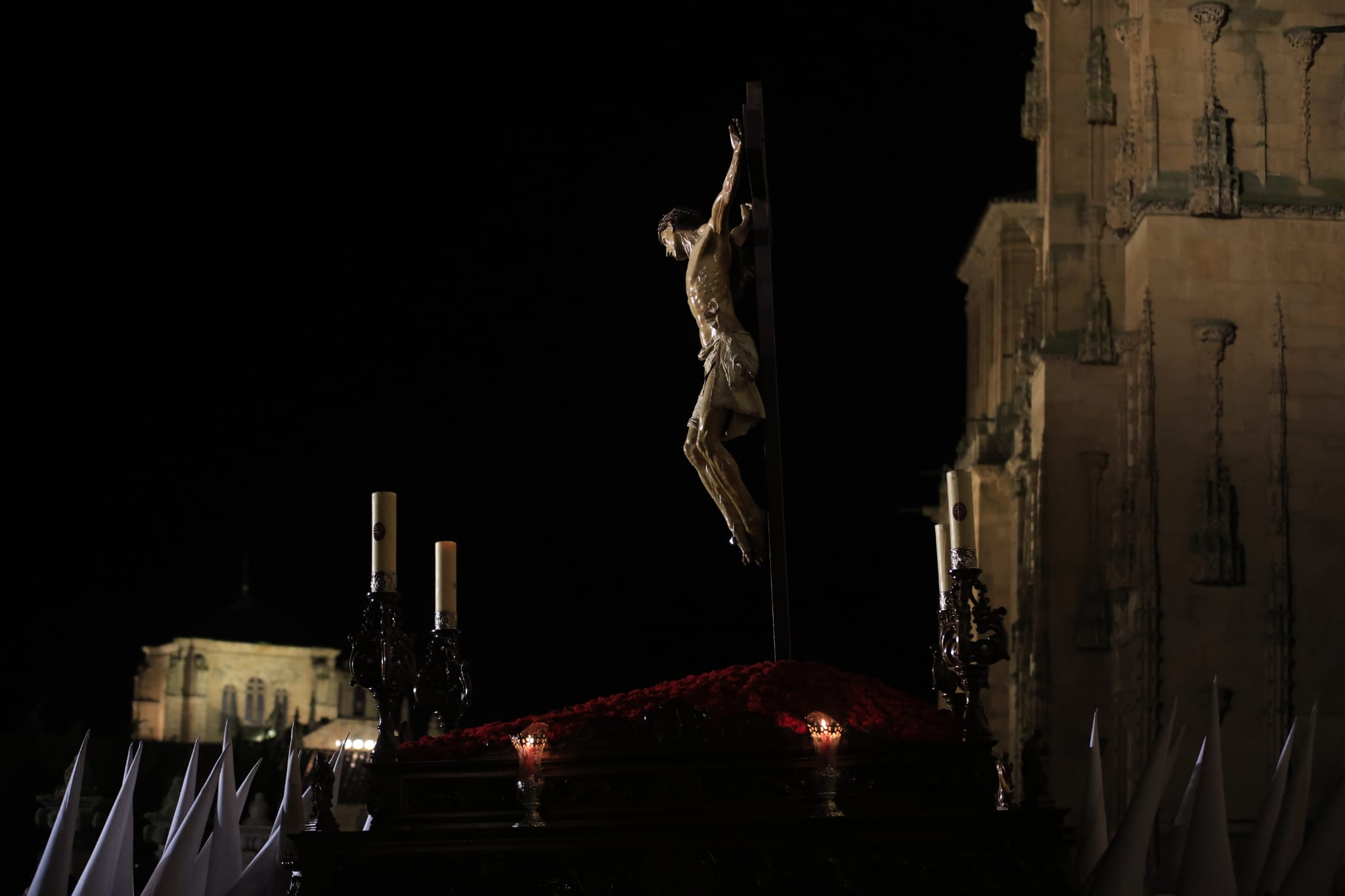 El Cristo Yacente consigue procesionar aunque a medio gas por el temporal