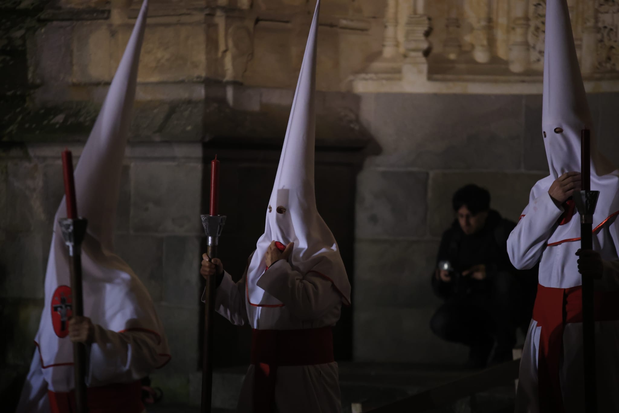 El Cristo Yacente consigue procesionar aunque a medio gas por el temporal