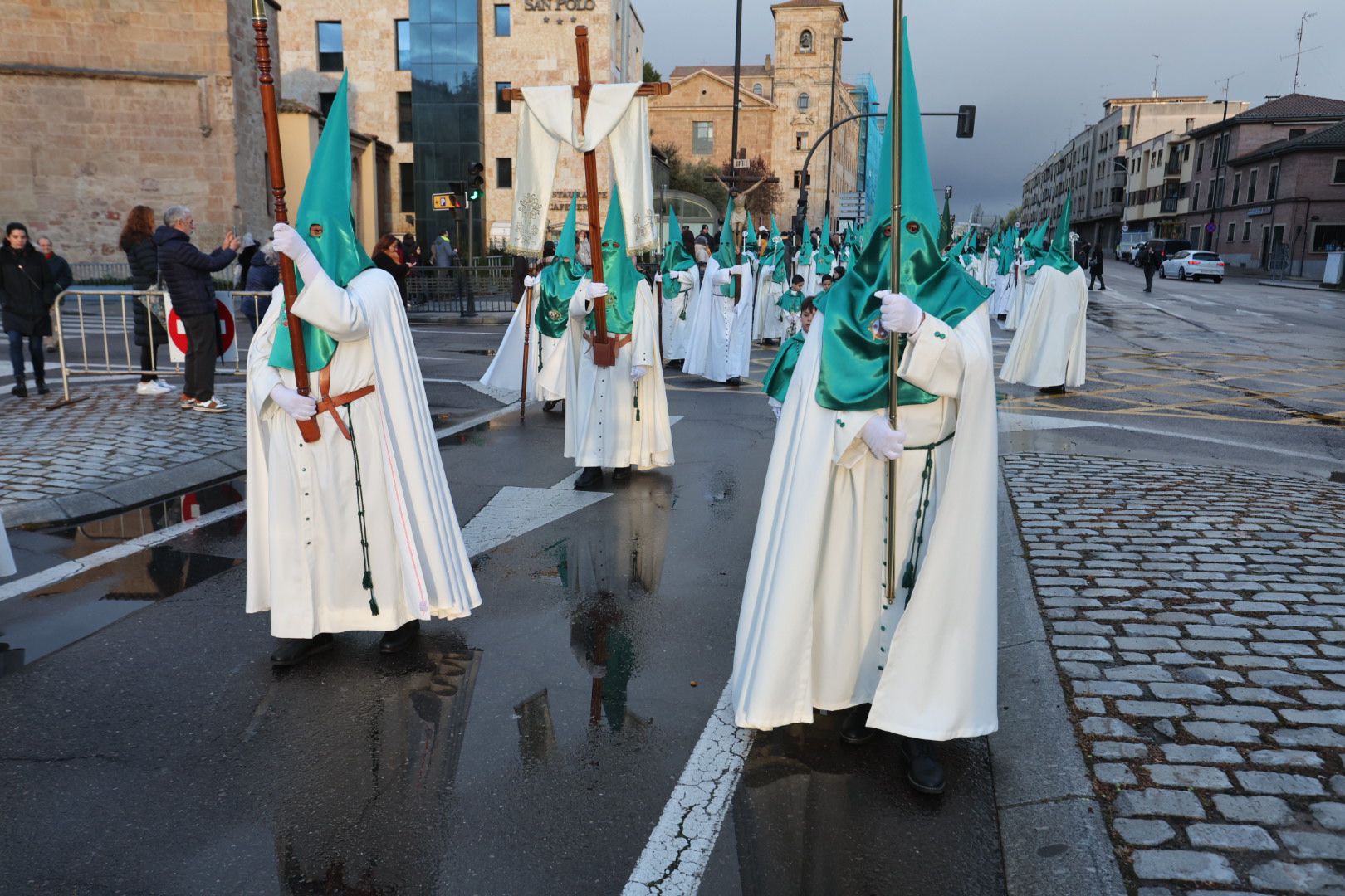 El mal tiempo no dificulta la salida de La Oración de Jesús