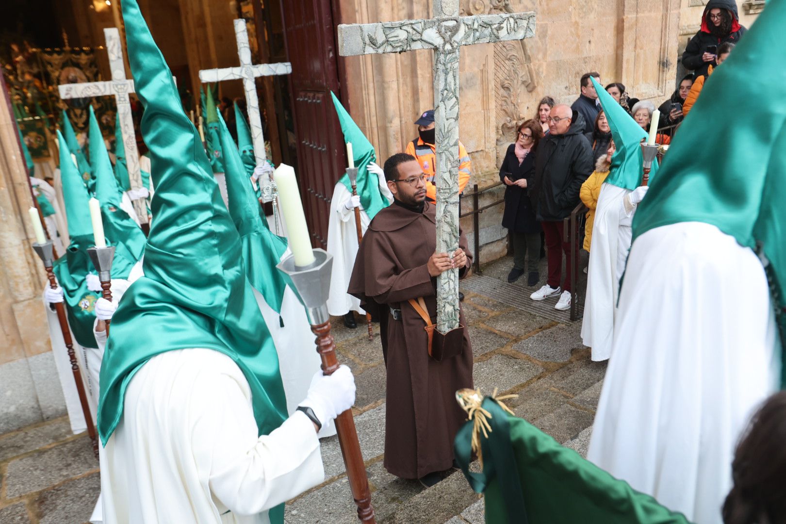 El mal tiempo no dificulta la salida de La Oración de Jesús