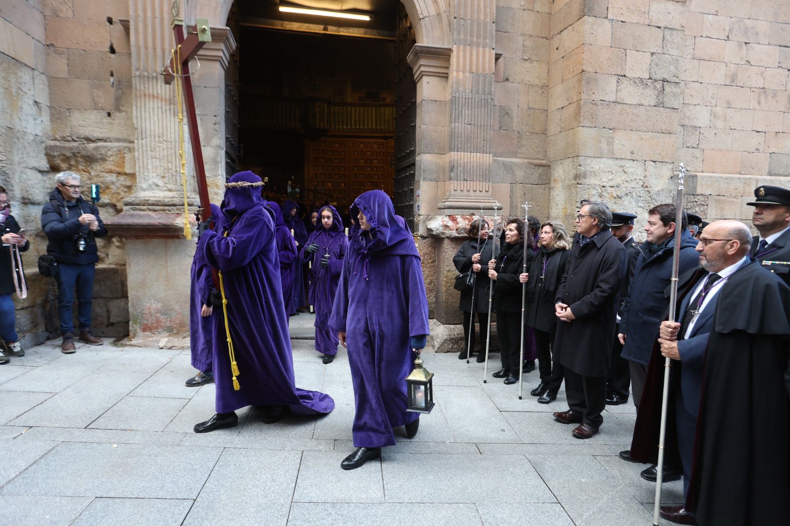 La lluvia impide a Jesús Nazareno procesionar más de 30 metros en Salamanca