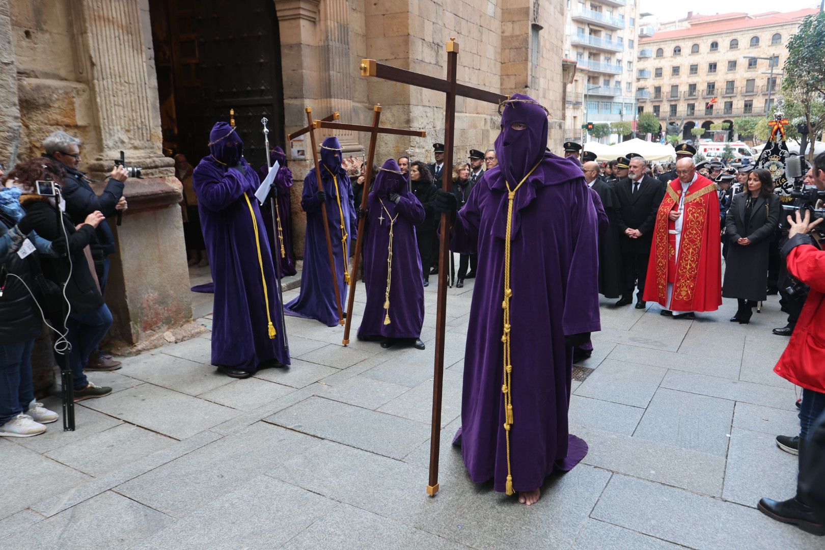 La lluvia impide a Jesús Nazareno procesionar más de 30 metros en Salamanca