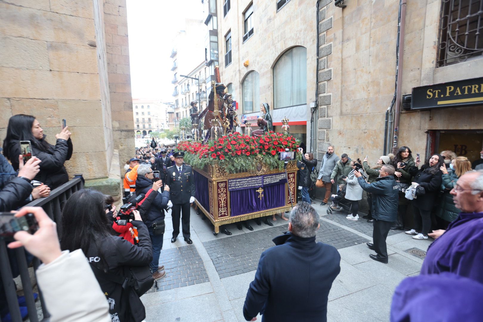 La lluvia impide a Jesús Nazareno procesionar más de 30 metros en Salamanca