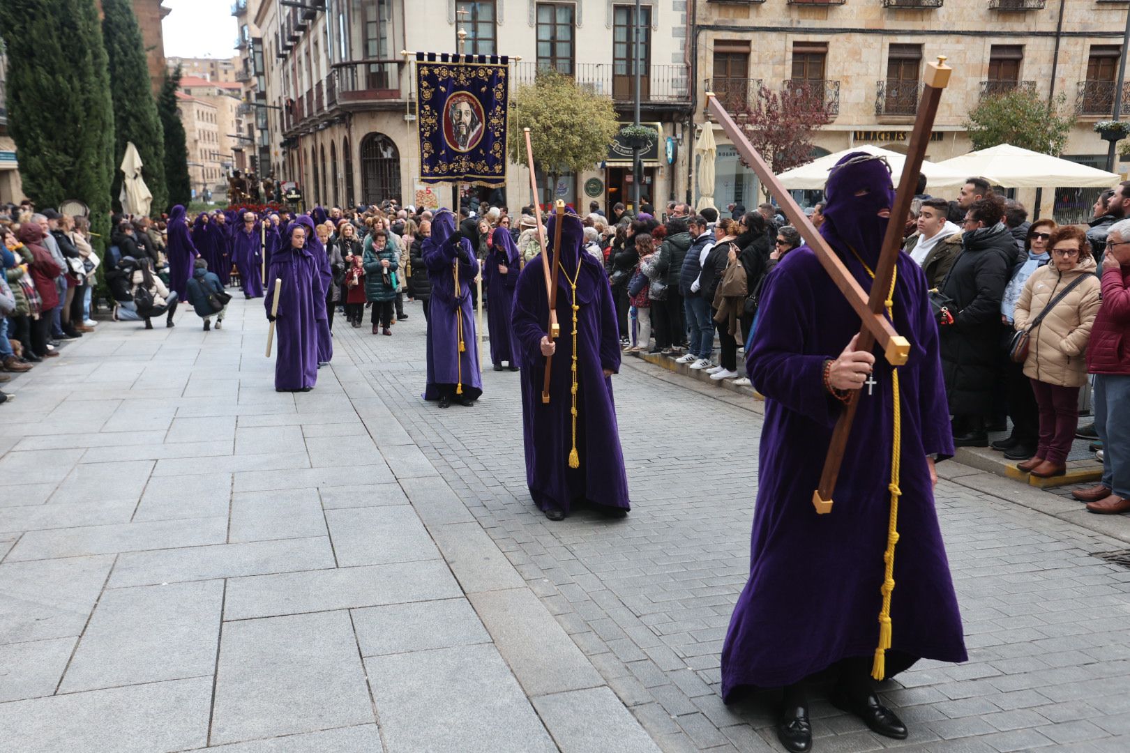 La lluvia impide a Jesús Nazareno procesionar más de 30 metros en Salamanca