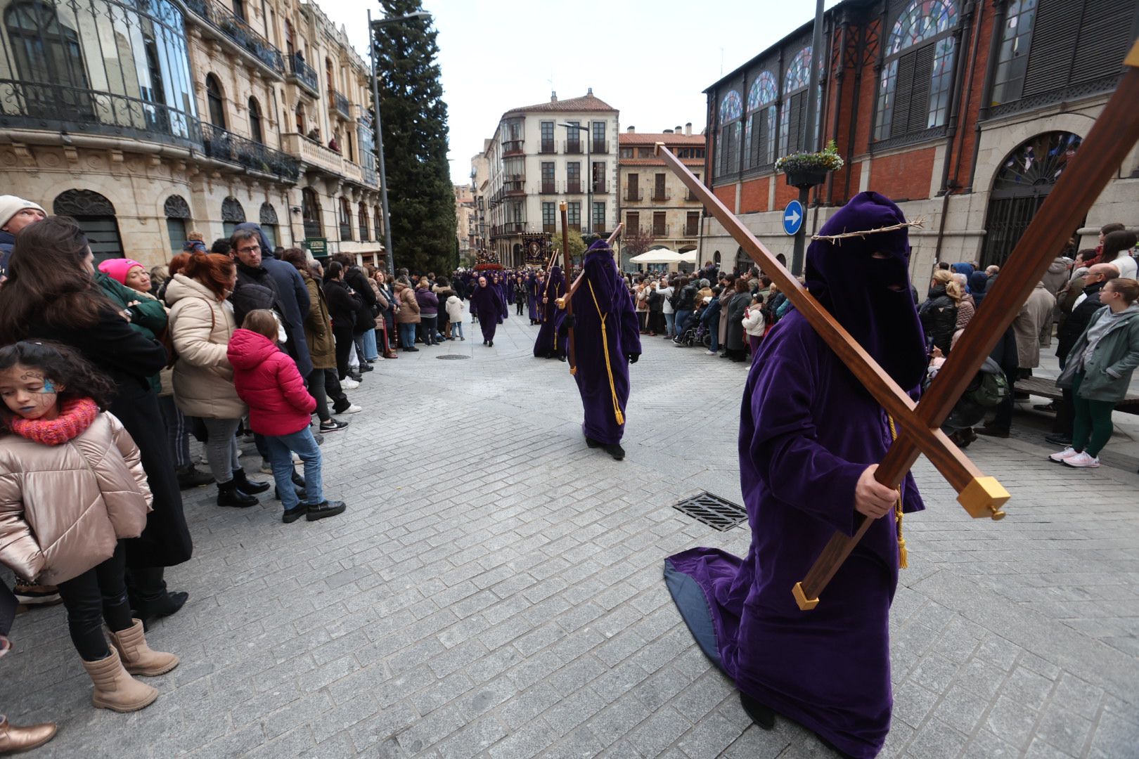 La lluvia impide a Jesús Nazareno procesionar más de 30 metros en Salamanca