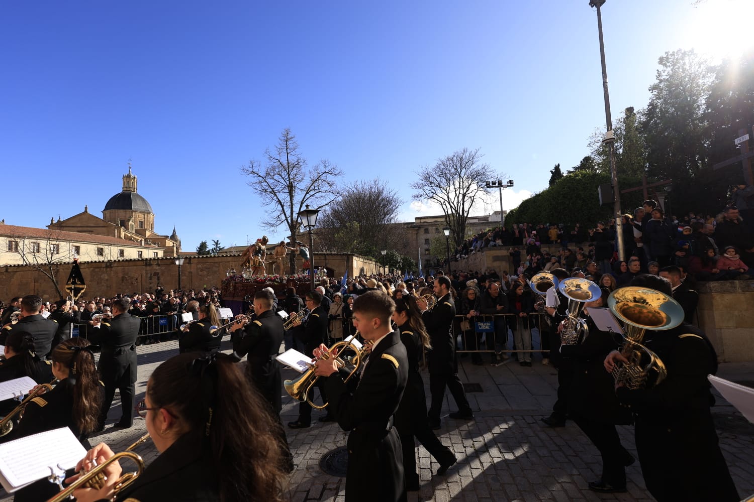 El cielo permite a la Vera Cruz salir en Salamanca