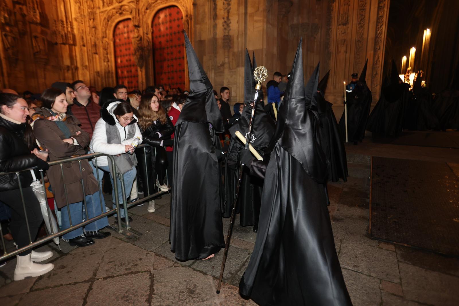 La Soledad acorta su recorrido por la lluvia pero procesiona ante sus fieles