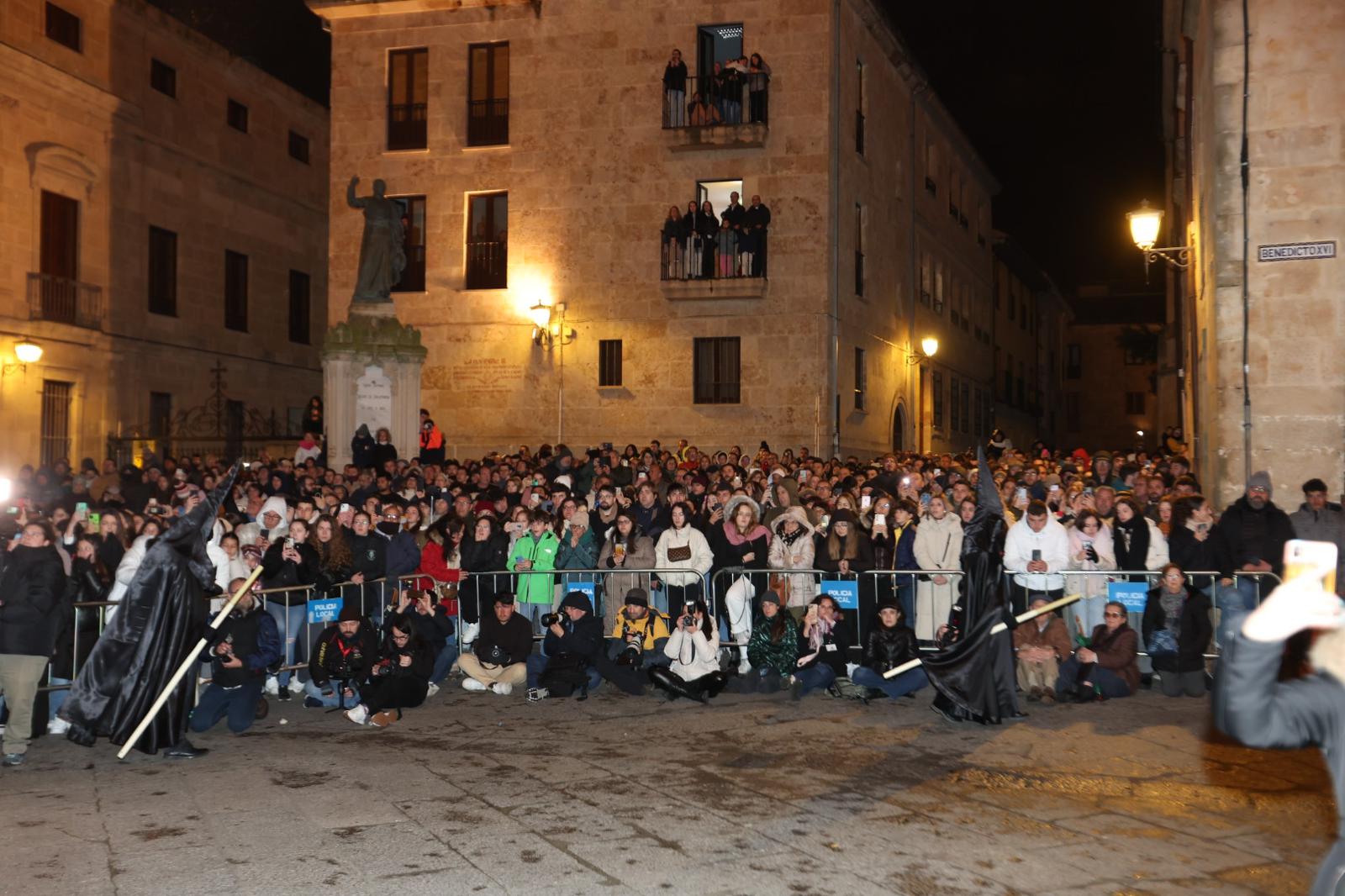 La Soledad acorta su recorrido por la lluvia pero procesiona ante sus fieles