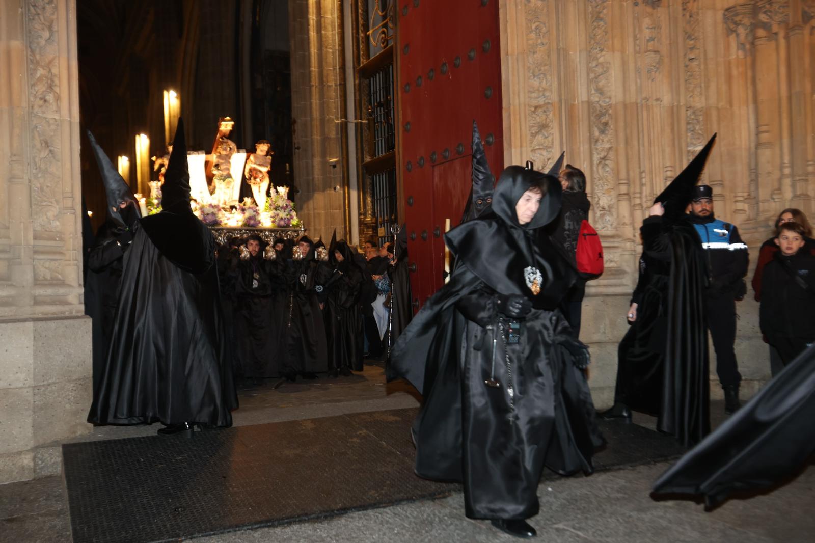 La Soledad acorta su recorrido por la lluvia pero procesiona ante sus fieles