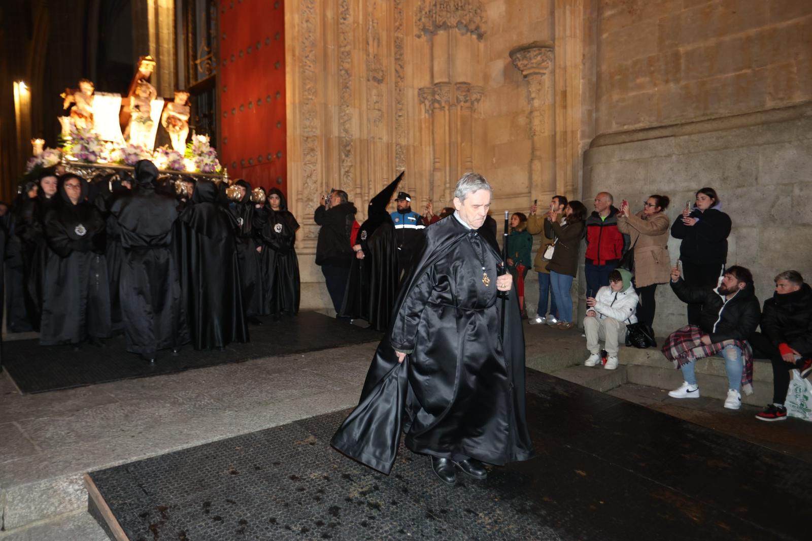 La Soledad acorta su recorrido por la lluvia pero procesiona ante sus fieles