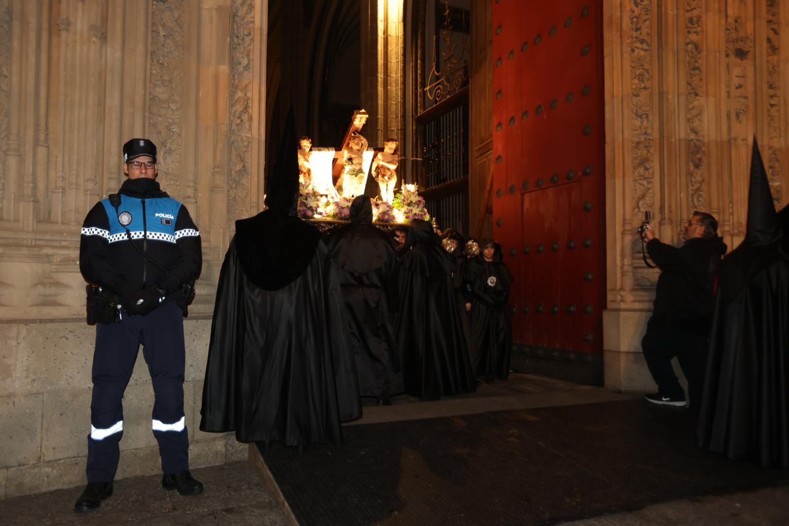 La Soledad acorta su recorrido por la lluvia pero procesiona ante sus fieles