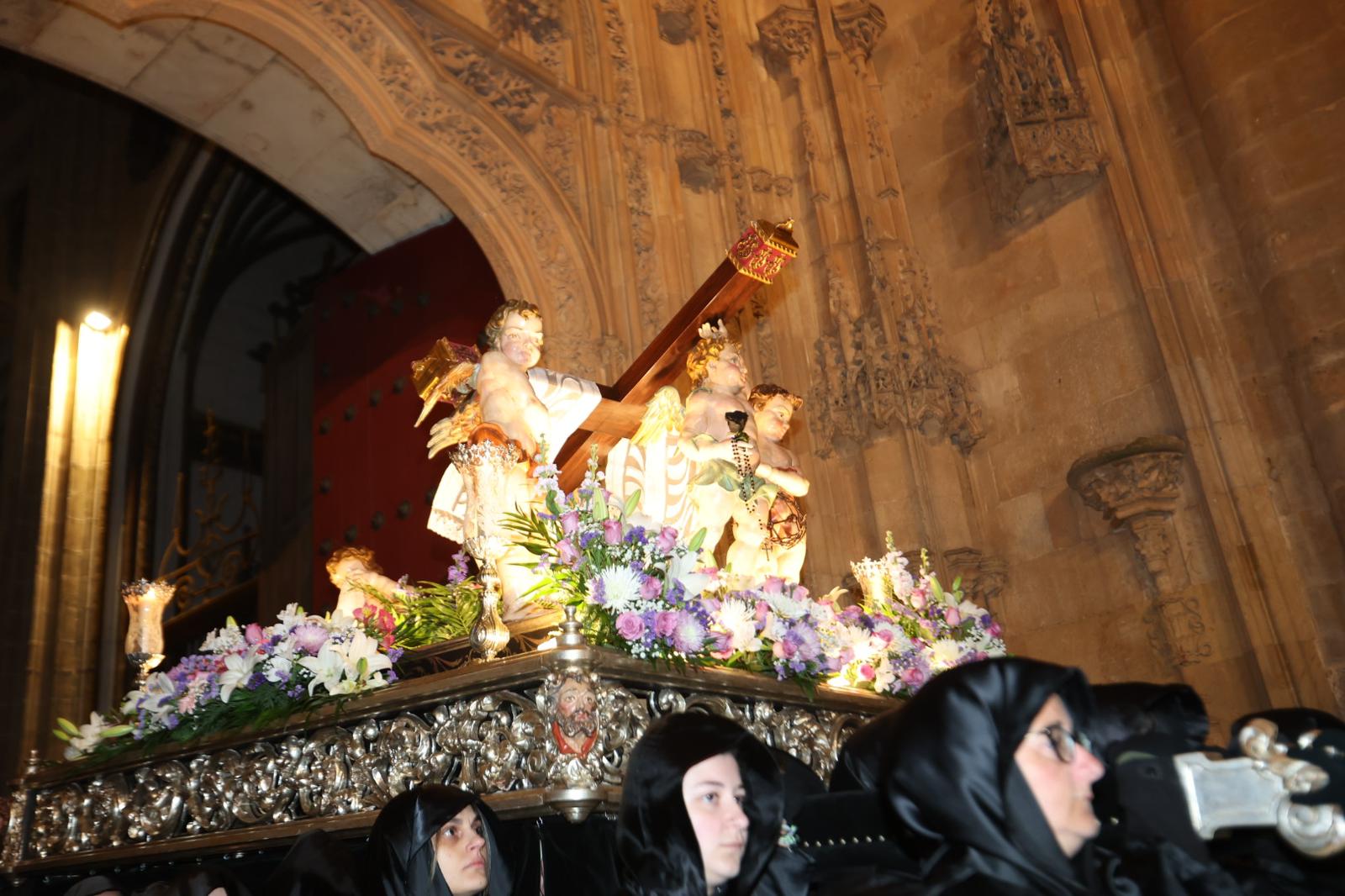 La Soledad acorta su recorrido por la lluvia pero procesiona ante sus fieles