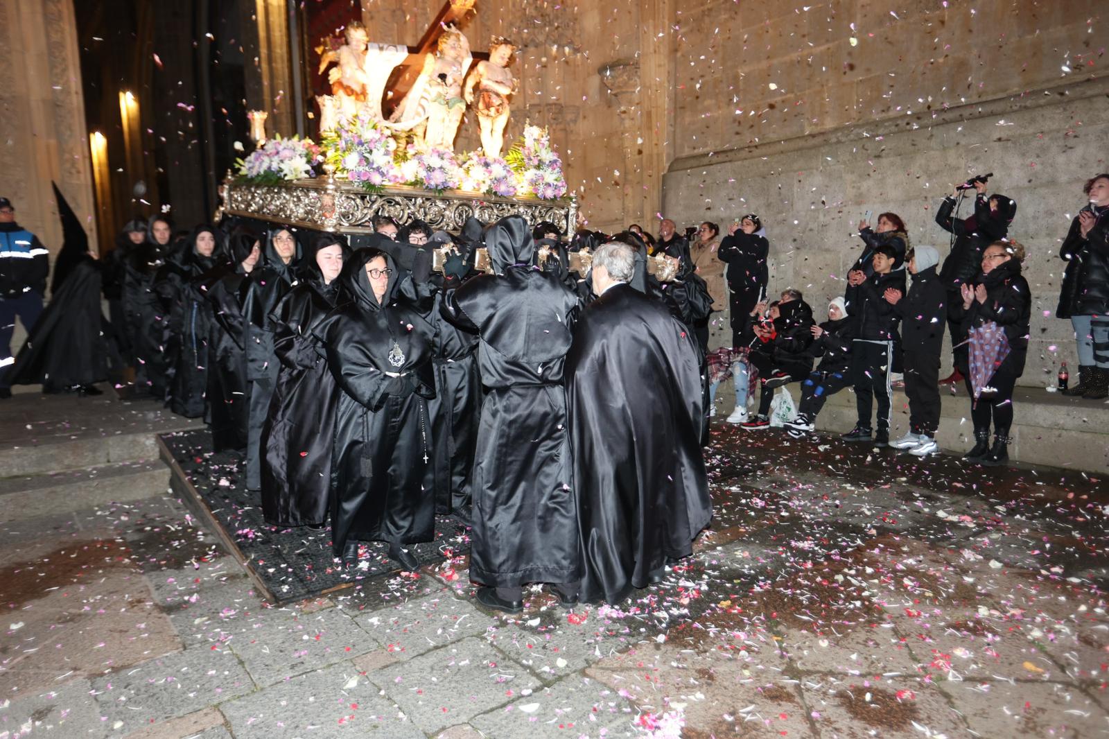 La Soledad acorta su recorrido por la lluvia pero procesiona ante sus fieles