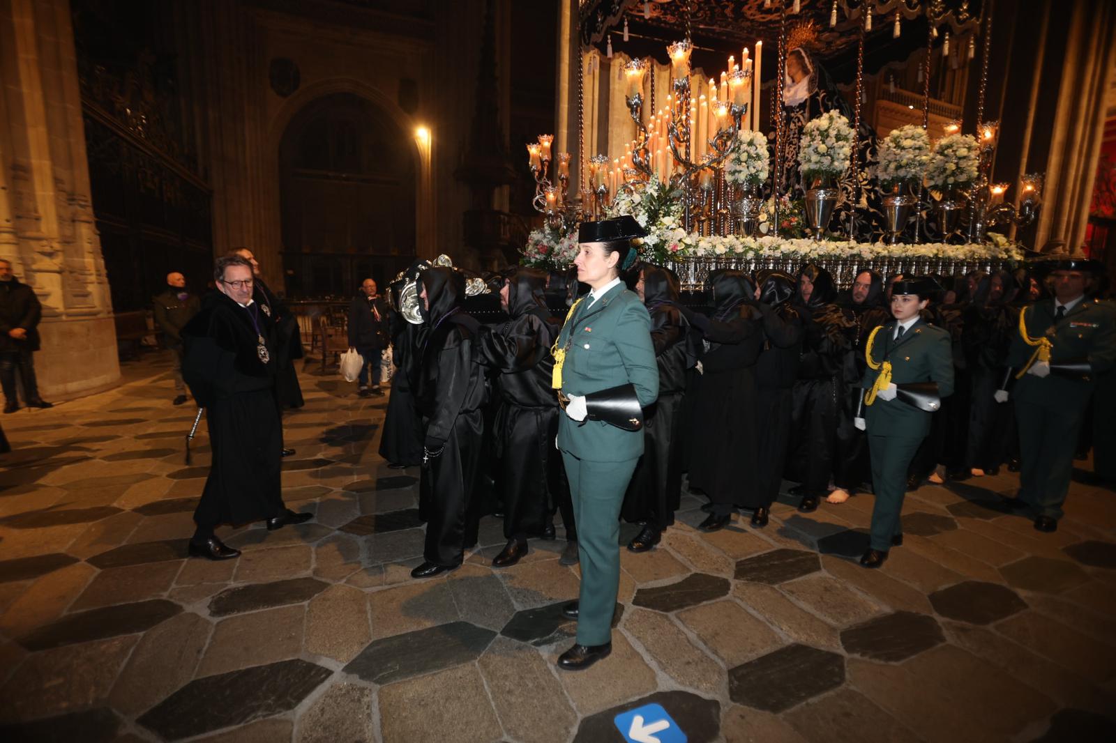 La Soledad acorta su recorrido por la lluvia pero procesiona ante sus fieles