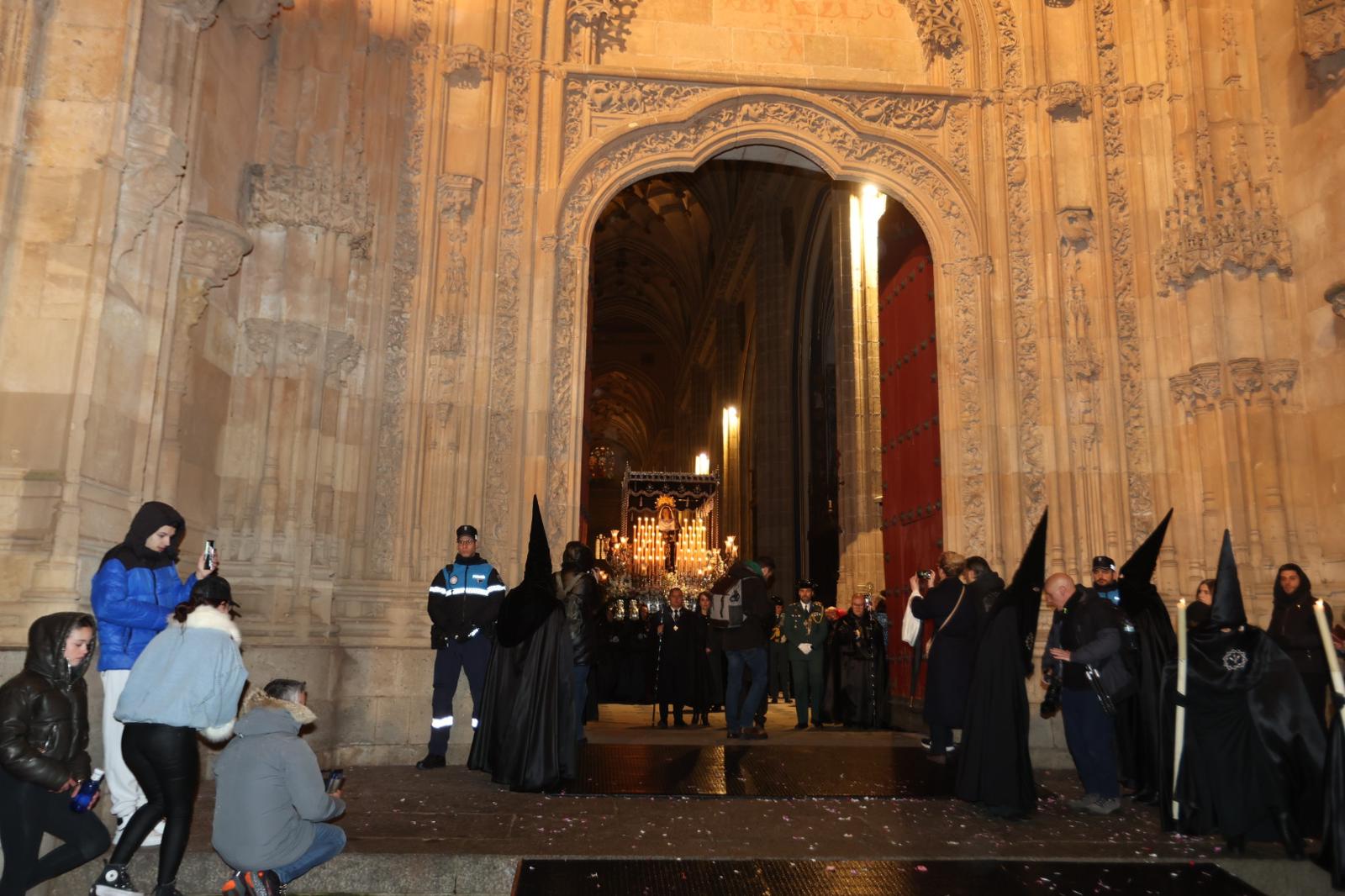 La Soledad acorta su recorrido por la lluvia pero procesiona ante sus fieles