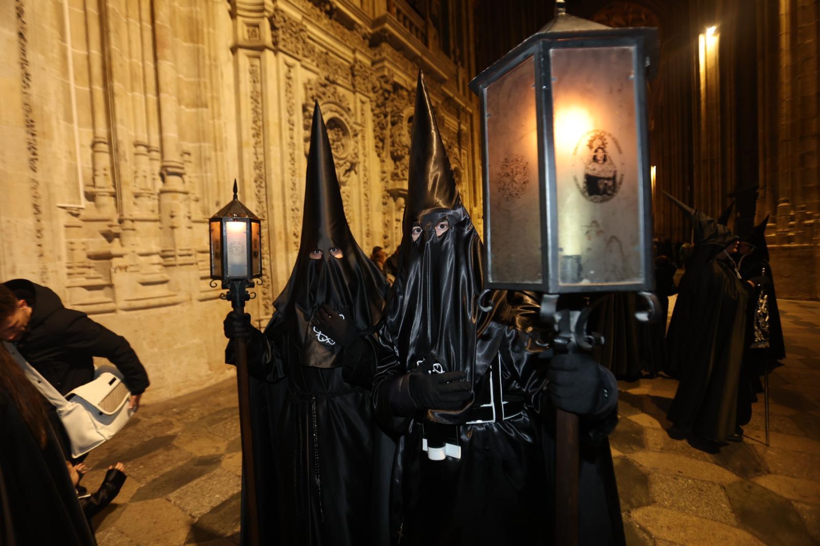 La Soledad acorta su recorrido por la lluvia pero procesiona ante sus fieles