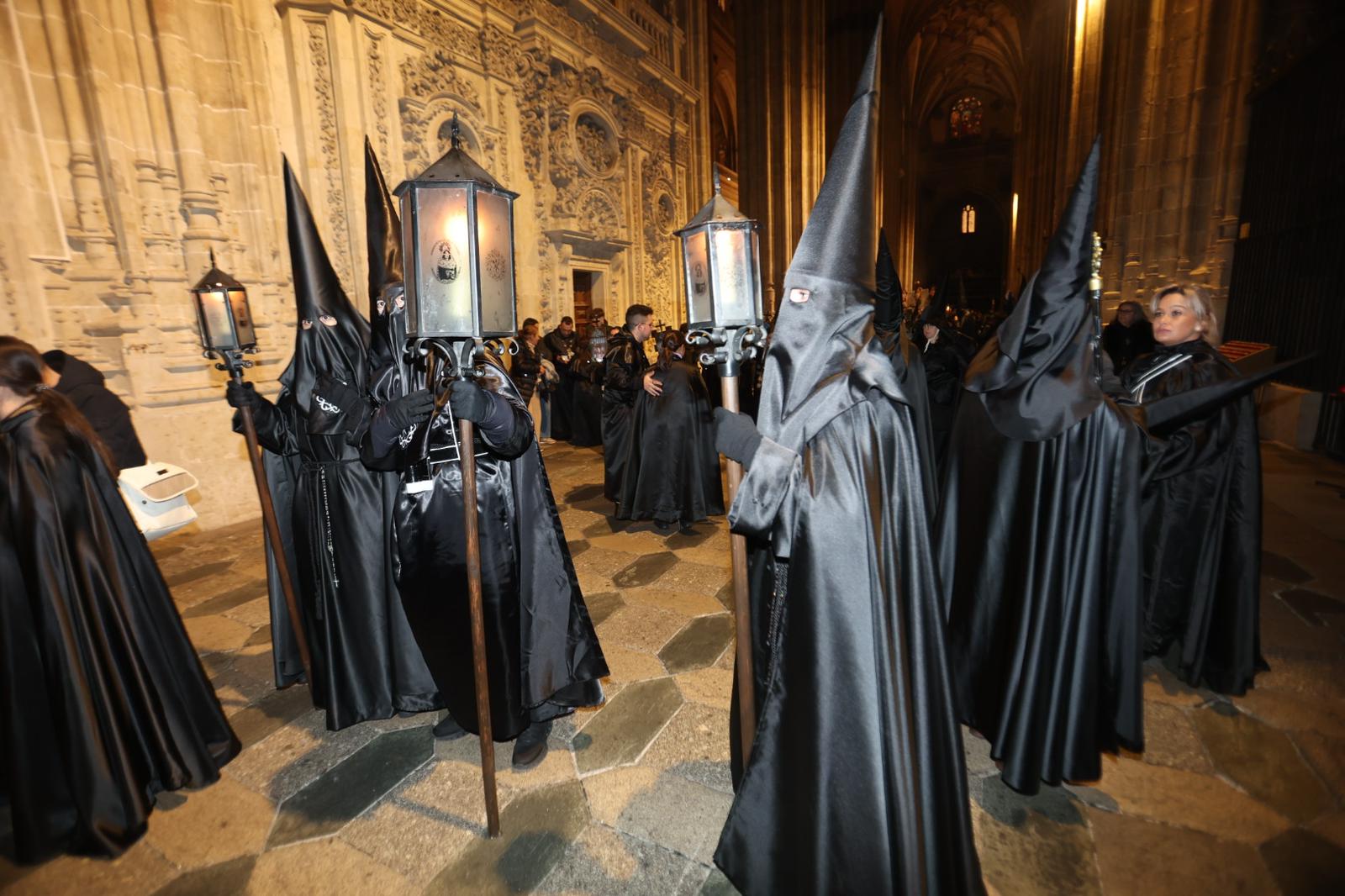 La Soledad acorta su recorrido por la lluvia pero procesiona ante sus fieles