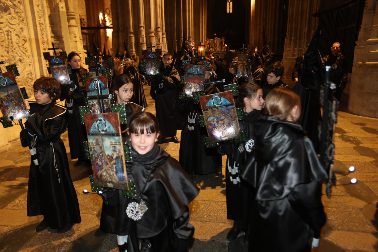 La Soledad acorta su recorrido por la lluvia pero procesiona ante sus fieles