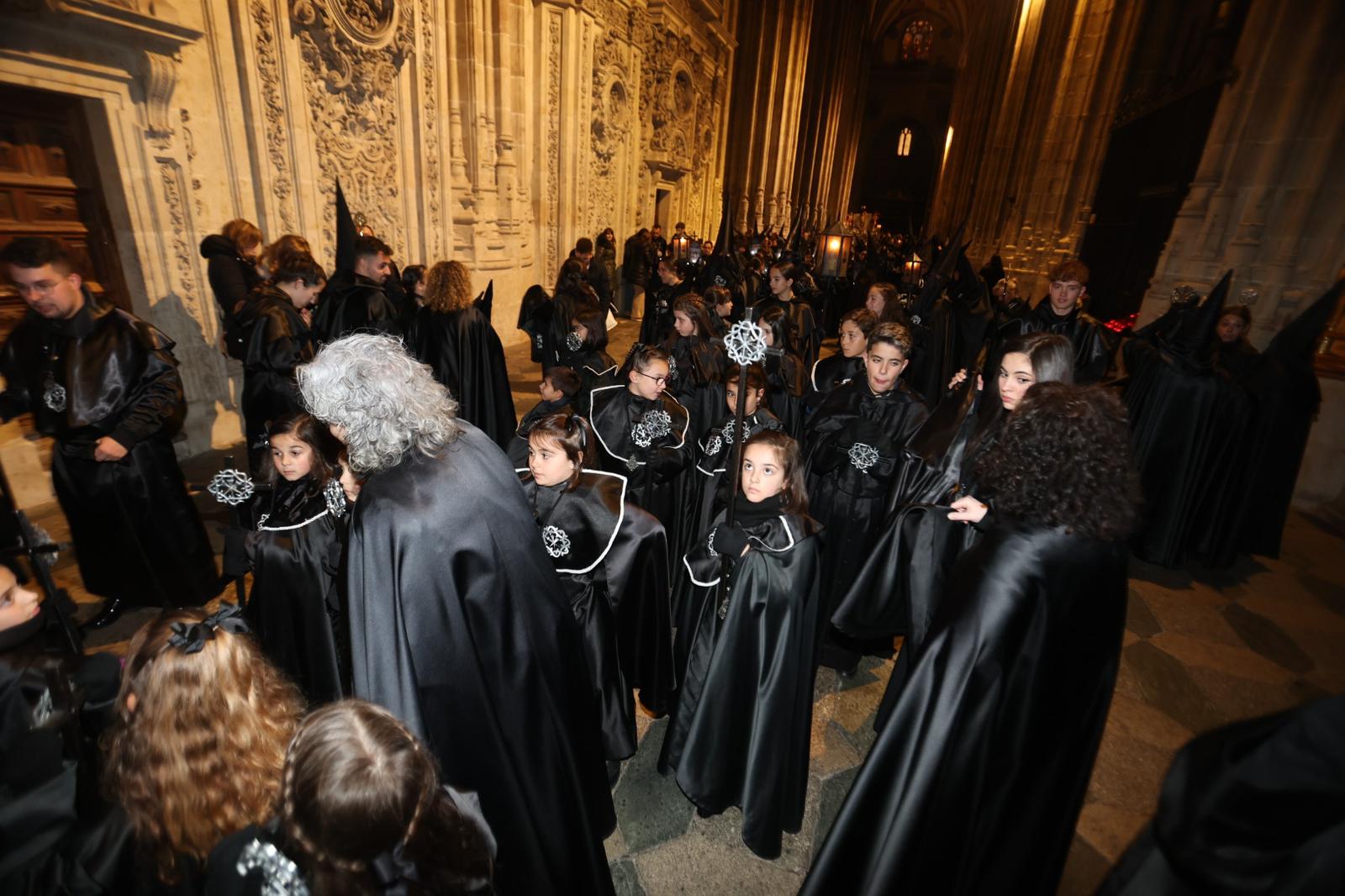 La Soledad acorta su recorrido por la lluvia pero procesiona ante sus fieles