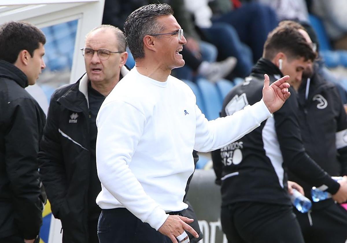 Ponz da instrucciones durante el partido.