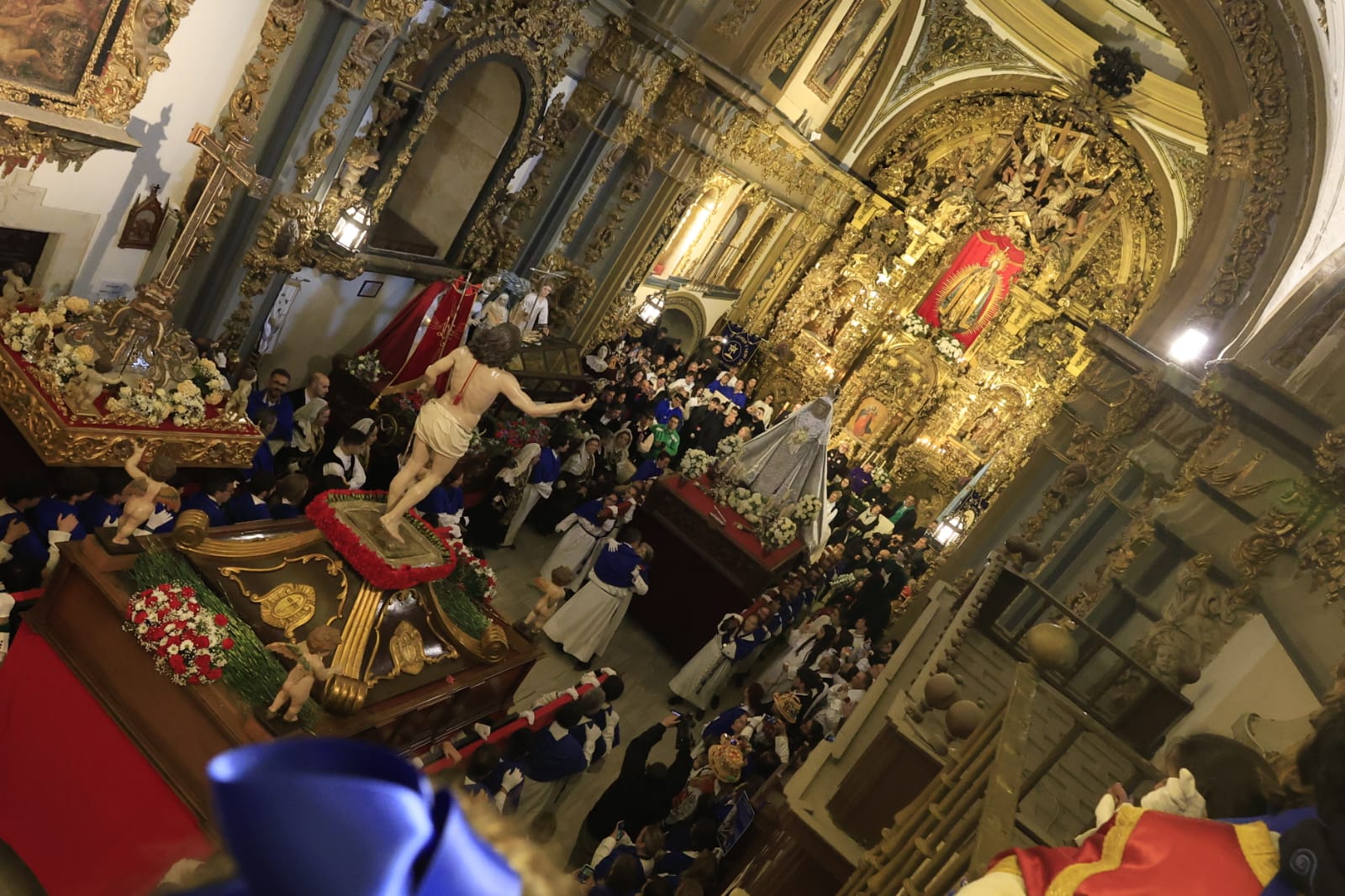 Encuentro privado entre Jesús Resucitado y la Virgen de la Alegría por la lluvia