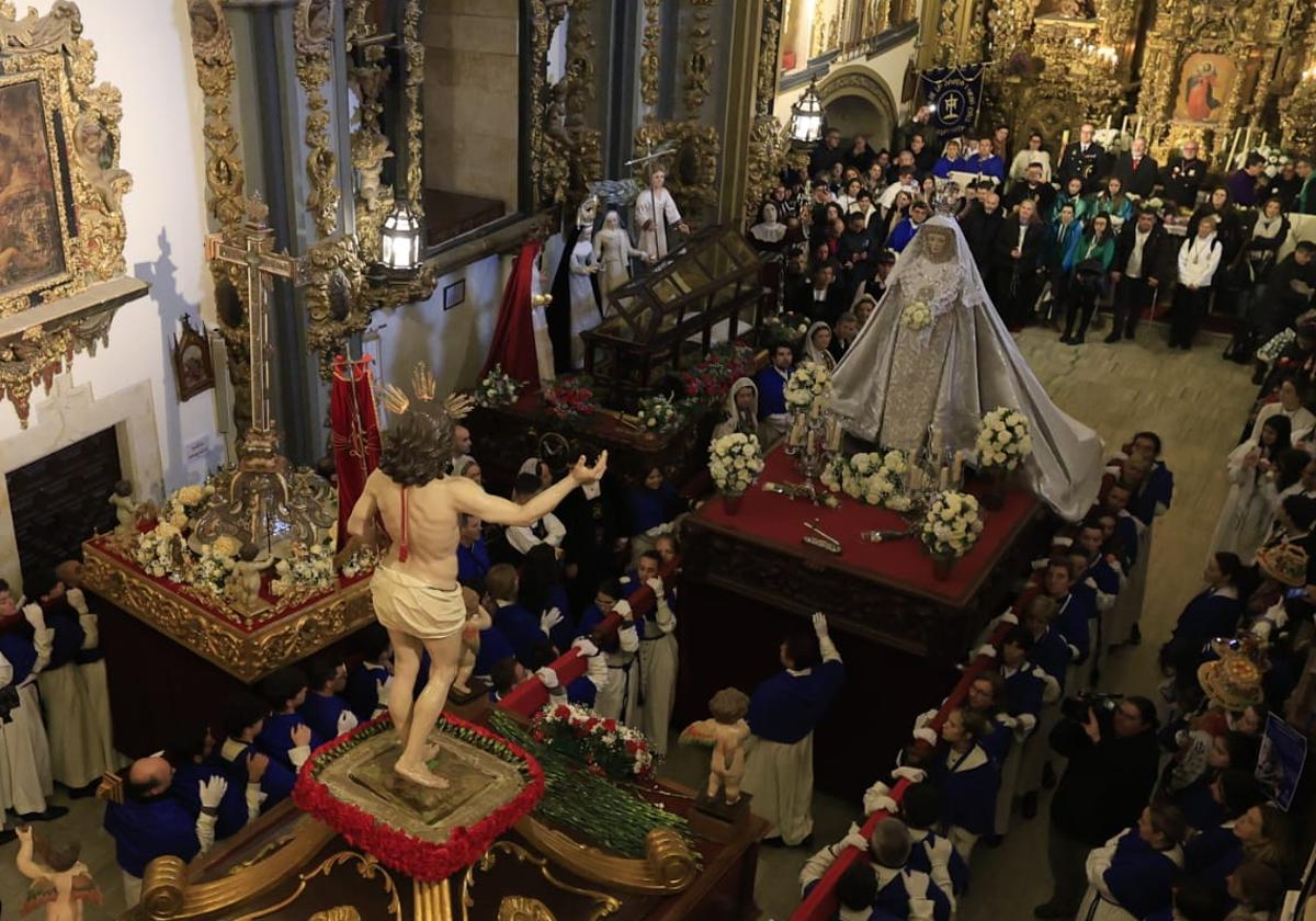 Encuentro privado entre Jesús Resucitado y la Virgen de la Alegría por la lluvia